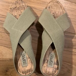 I’m selling a pair of worn-only-once-sandals. Olive green Color.